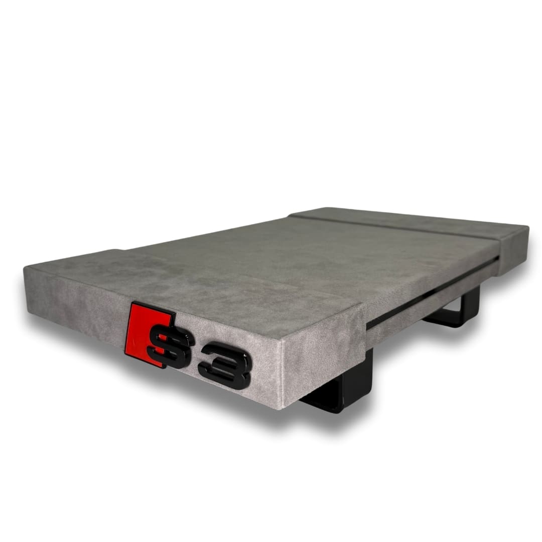 Leeres Alcantara S3 Brett von links aufgenommen in Grau