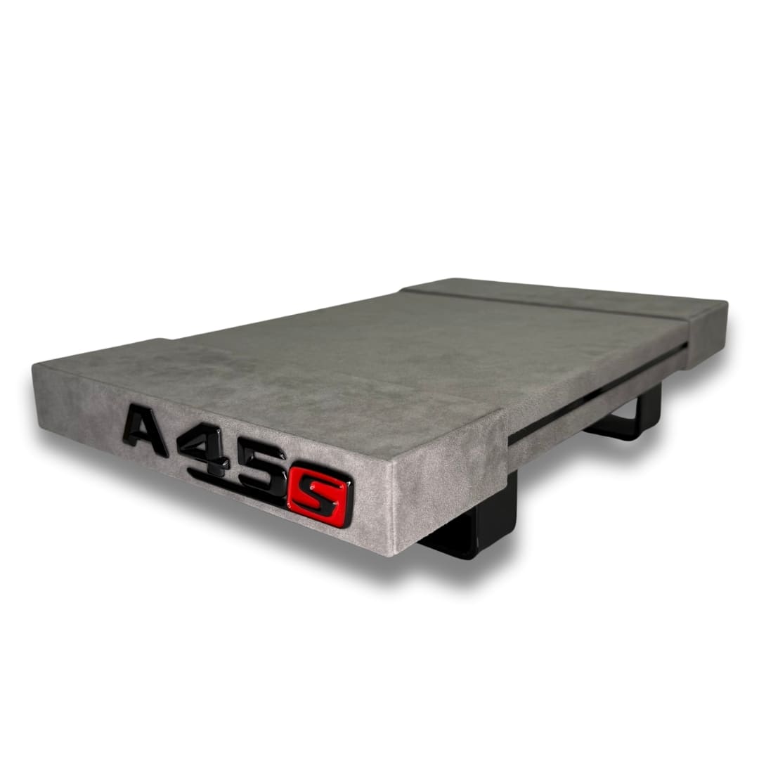 Leeres Alcantara Brett grau mit A45 Logo von links fotografiert