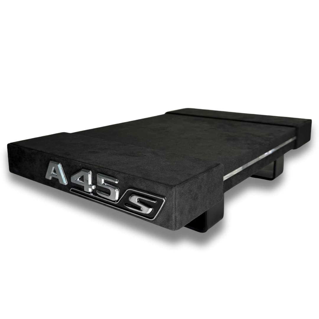 Leeres Alcantara Brett schwarz mit A45 Logo von links fotografiert