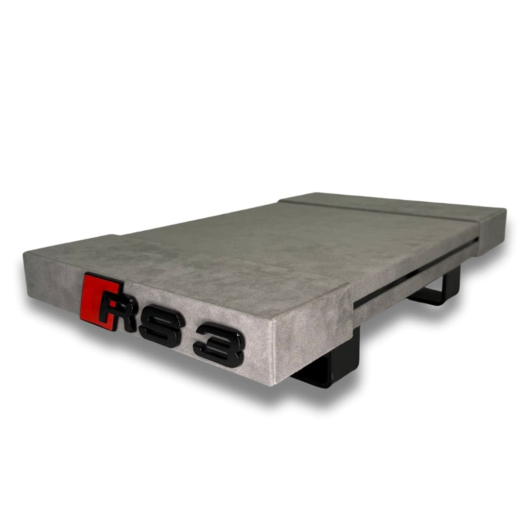 Rechte Ansicht leeres graues Alcantara RS3 Brett
