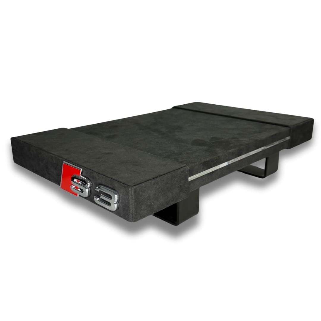 Leeres Alcantara S3 Brett von links aufgenommen